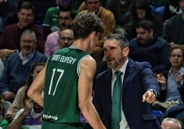 Mario Saint-Supéry recibe indicaciones de Ibon Navarro.
