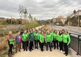 Parte de las integrantes de la Asociación Cultural Mujeres Jazmín, durante uno de los paseos que realizan en grupo cada semana.