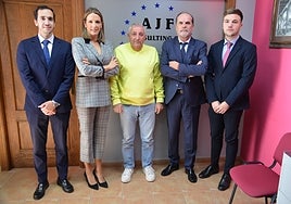 Francisco Mena, en el centro junto a los abogados que han llevado su caso.