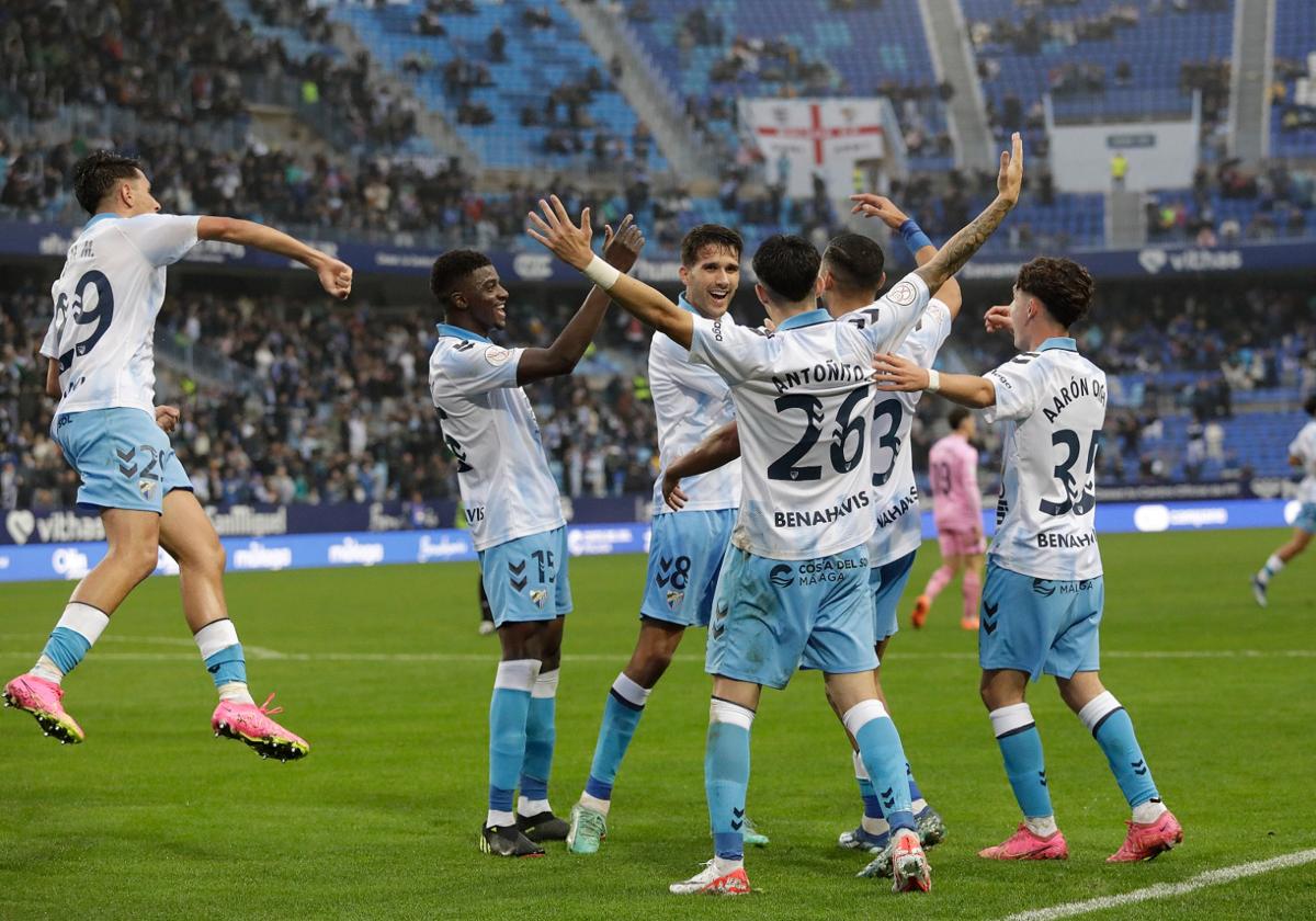 Los cantereanos Izan Merino, Moussa, Antoñito Cordero, Bilal y Aarón Ochoa rodean a Juanpe para celebrar su gol ante el Eldense.