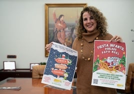 La concejal de Fiestas, Yolanda Peña, muestra los carteles de los eventos previstos.