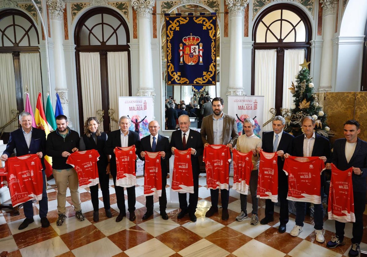 Presentación de la decimotercera edición del Generali Maratón de Málaga, este jueves en el Salón de los Espejos del Ayuntamiento.