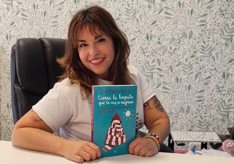 La pediatra Marta Garín, con su libro sobre los mitos de la crianza.