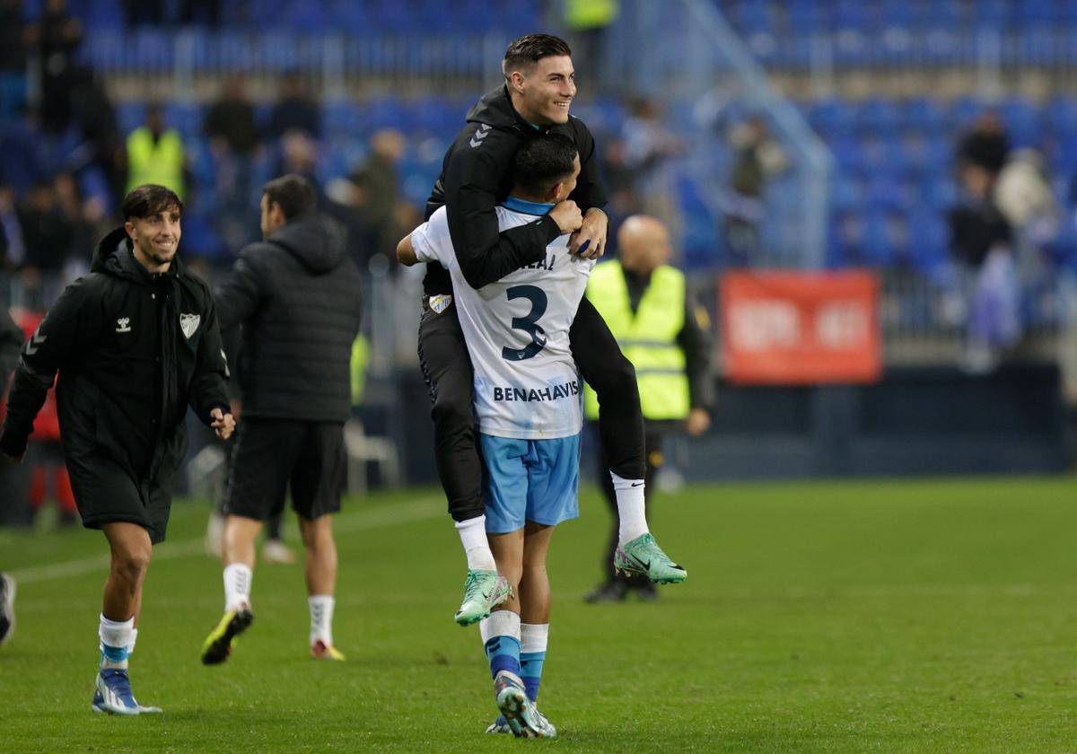 Roberto se abraza con Bilal para celebrar la clasificación a dieciseisavos de final de la Copa del Rey tras ganar al Eldense en La Rosaleda.