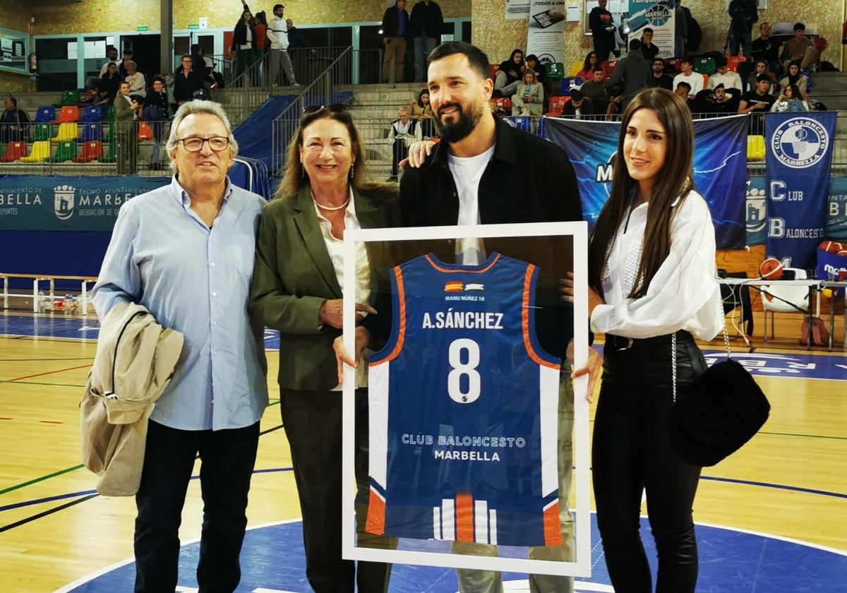 Merecido homenaje del CB Marbella a su icono Alfonso Sánchez