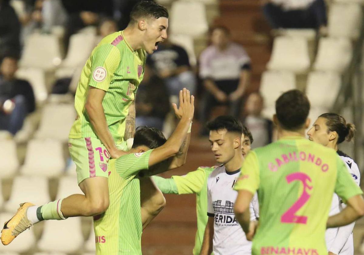 Momento en el David Larrubia pide perdón a la afición del Mérida por su gol.