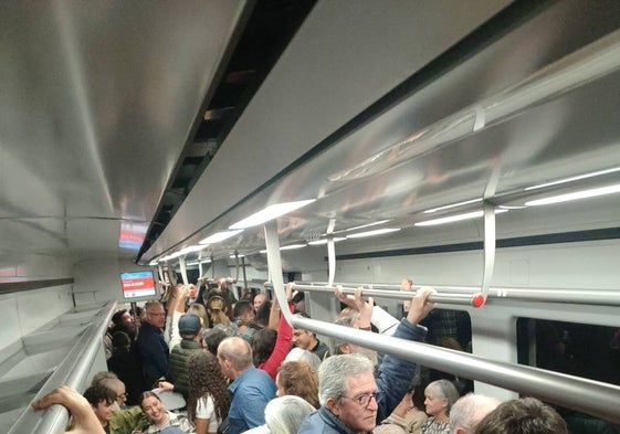 Los convoyes del Cercanías Málaga-Fuengirola iban atestados en la tarde del 8 de diciembre.