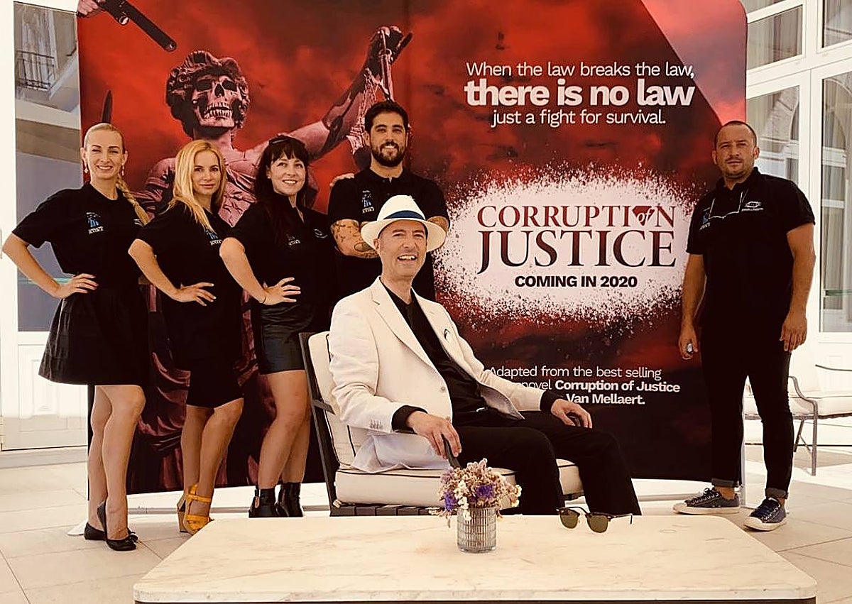 Imagen secundaria 1 - George Van Mellaert en la presentación de 'Corruption of Justice'