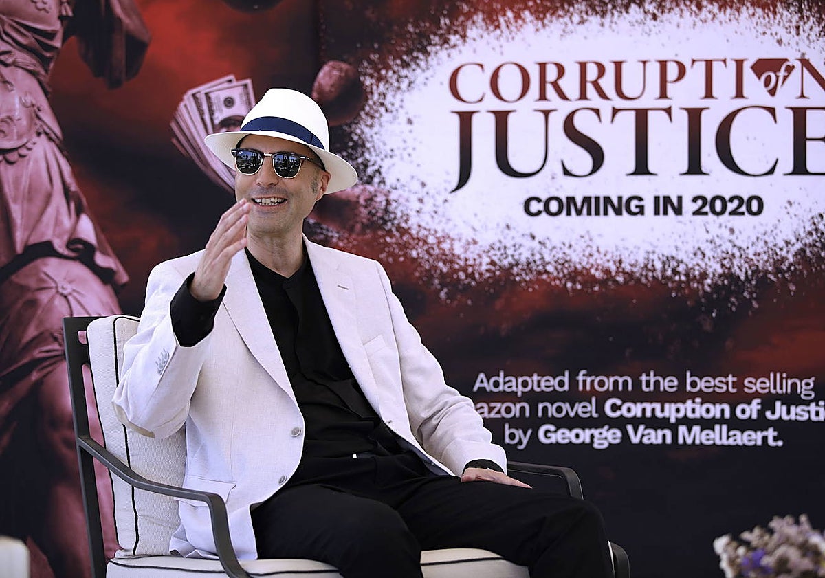 Imagen principal - George Van Mellaert en la presentación de 'Corruption of Justice'