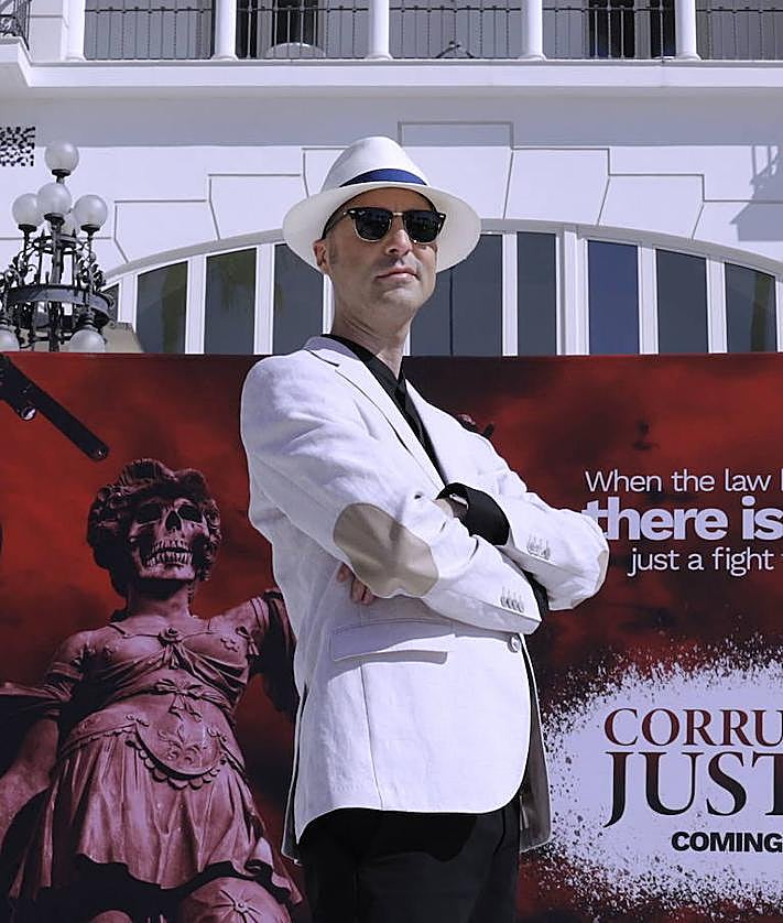 Imagen secundaria 2 - George Van Mellaert en la presentación de 'Corruption of Justice'