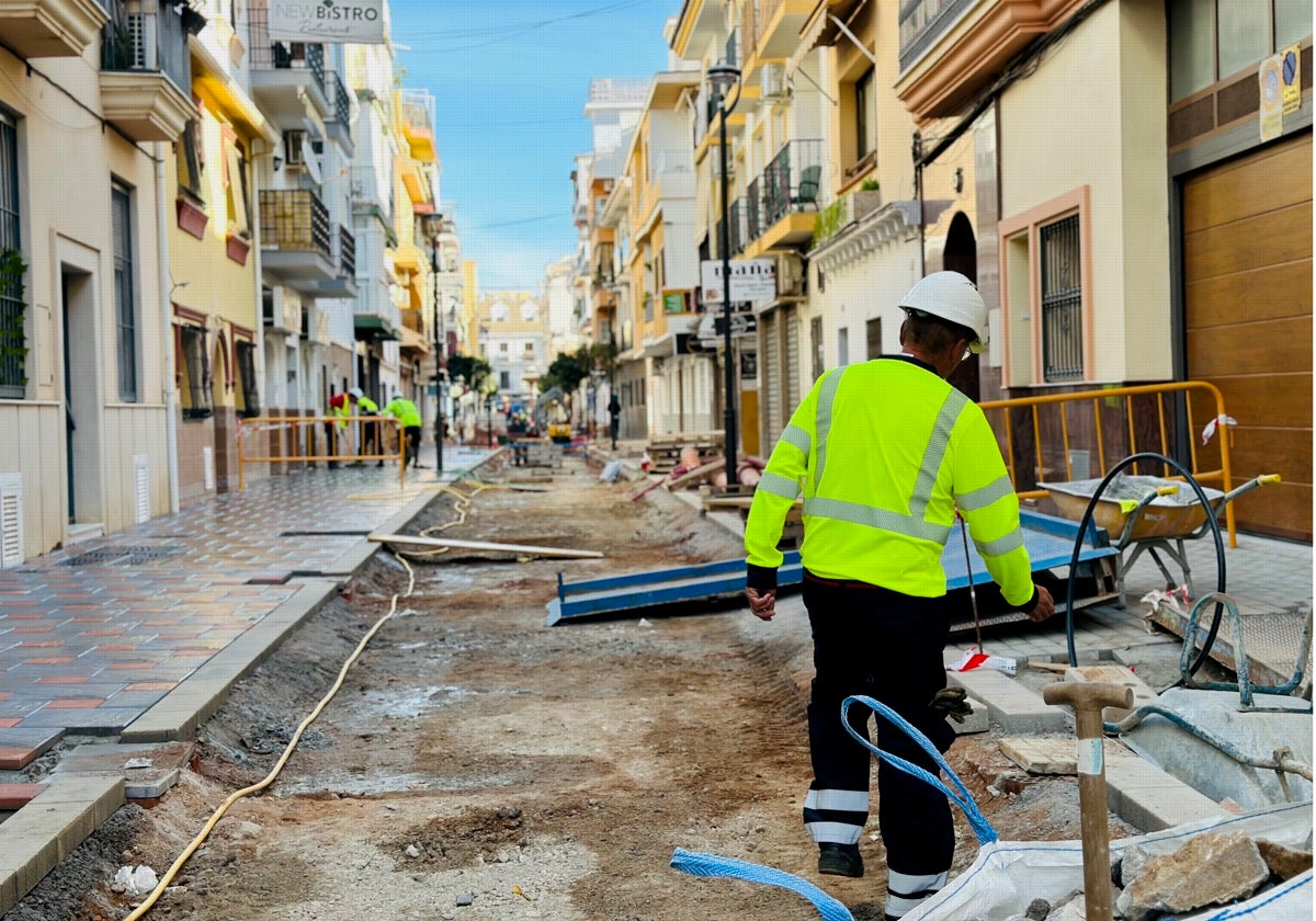La reforma de la calle Palangreros de Fuengirola terminará antes de fin de año