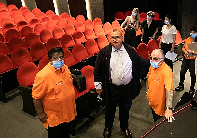 Pat Andrew, entre sus colaboradores Sutish Sharma y George Christie, en el casting en el Teatro del Soho.