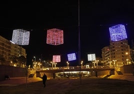 Decoración navideña en el río Guadalmedina.