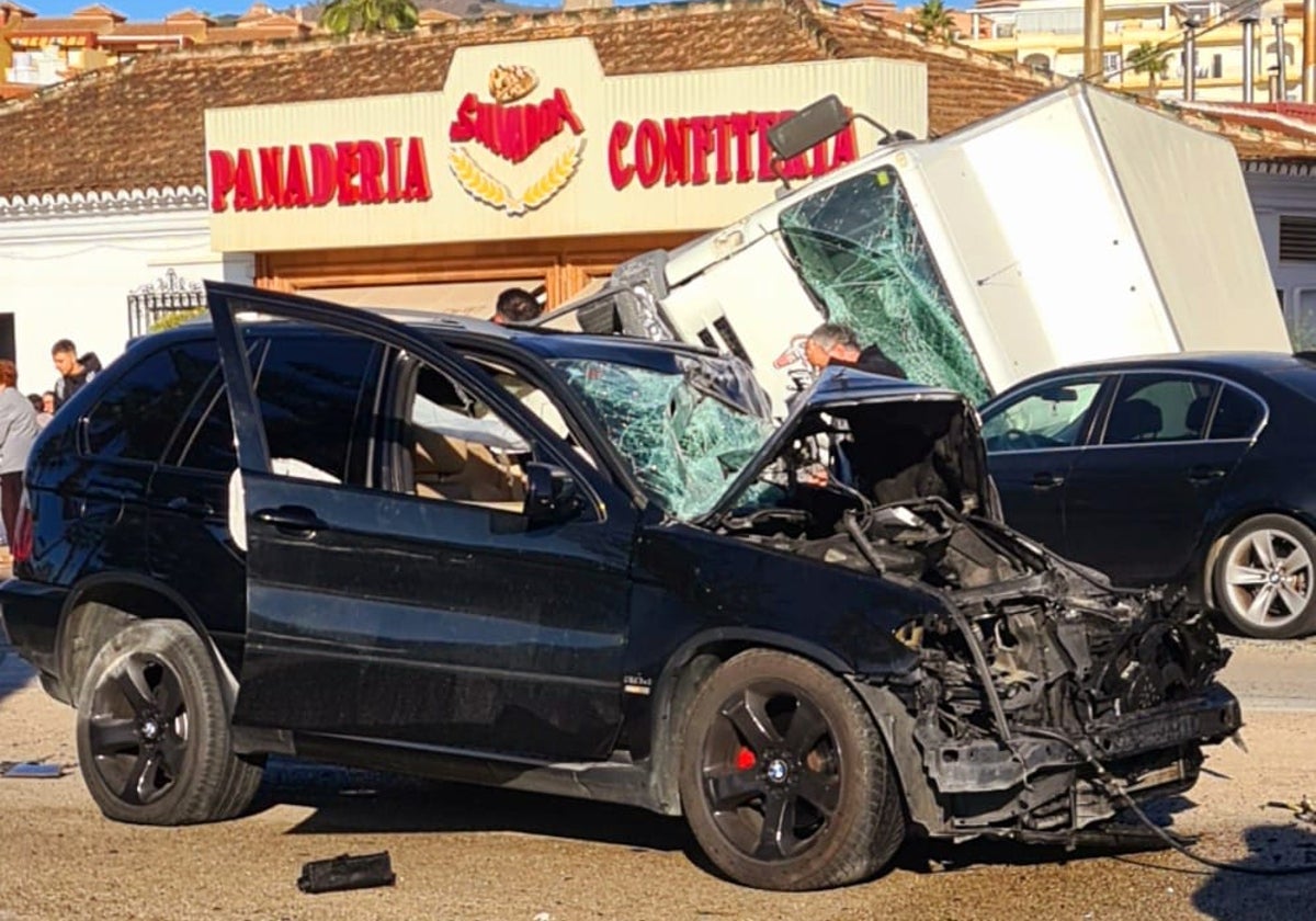 Imagen de los dos vehículos siniestrados este lunes en la travesía de Benajarafe.