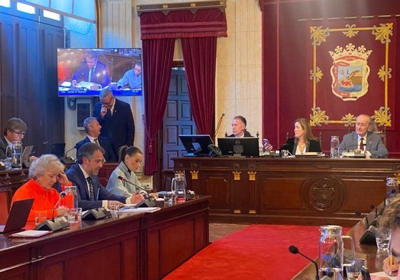 El edil de Economía, Carlos Conde, desgranaba los presupuestos en un pleno en el que De la Torre le cedía el protagonismo.