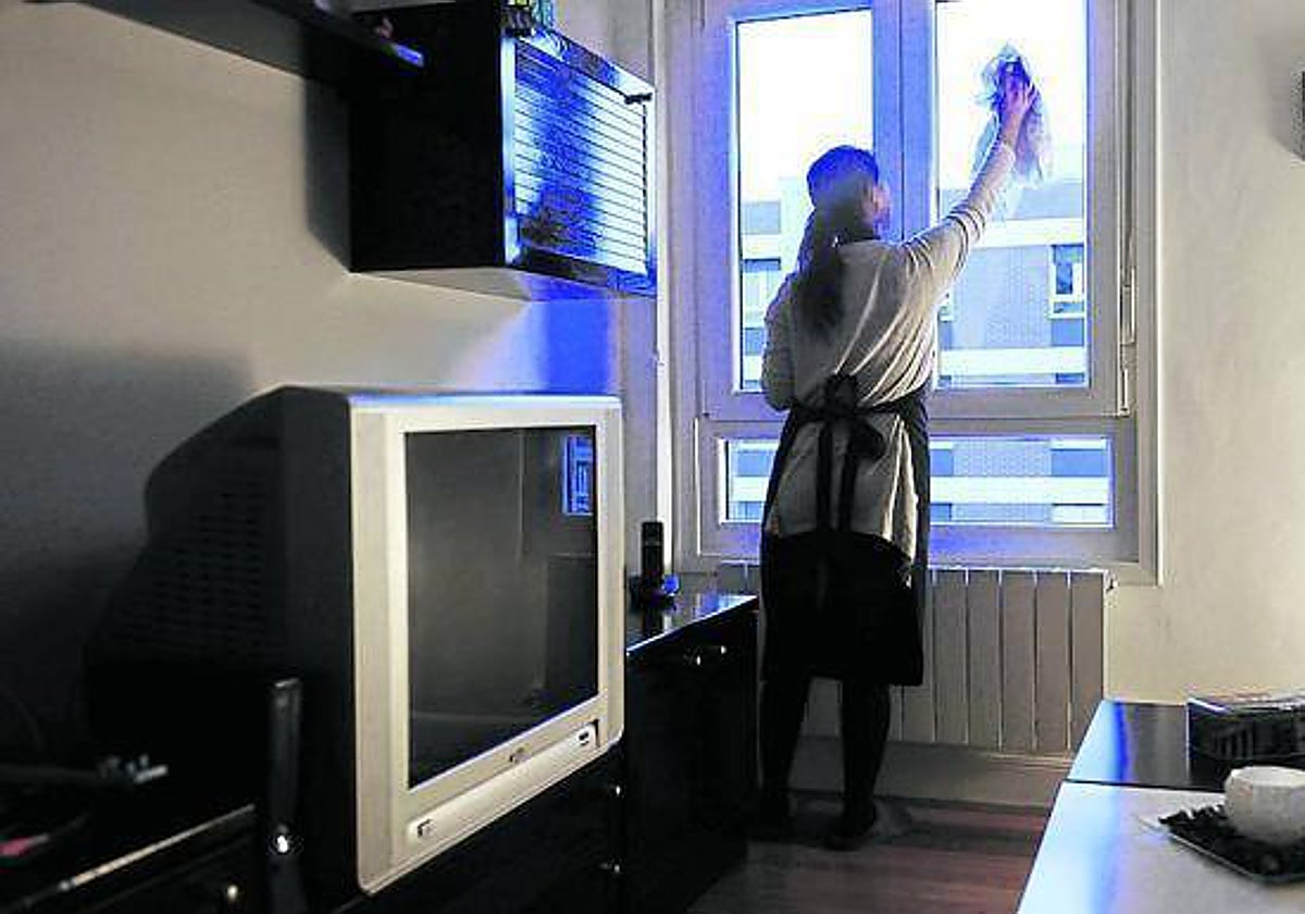 Las empleadas de hogar que trabajen en varias casas y sean despedidas de una podrán cobrar paro y mantener los otros contratos