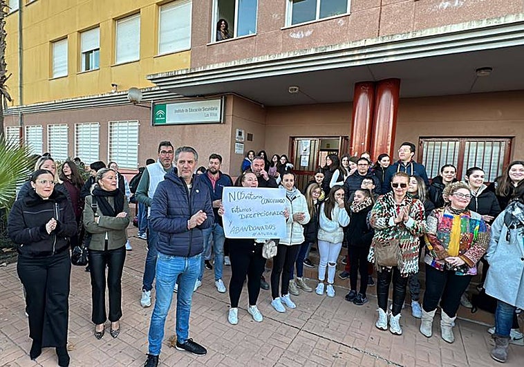 Familiares, estudiantes y el alcalde de Mollina, Eugenio Sevillano, se concentran en la puerta del centro educativo en protesta por el frío.
