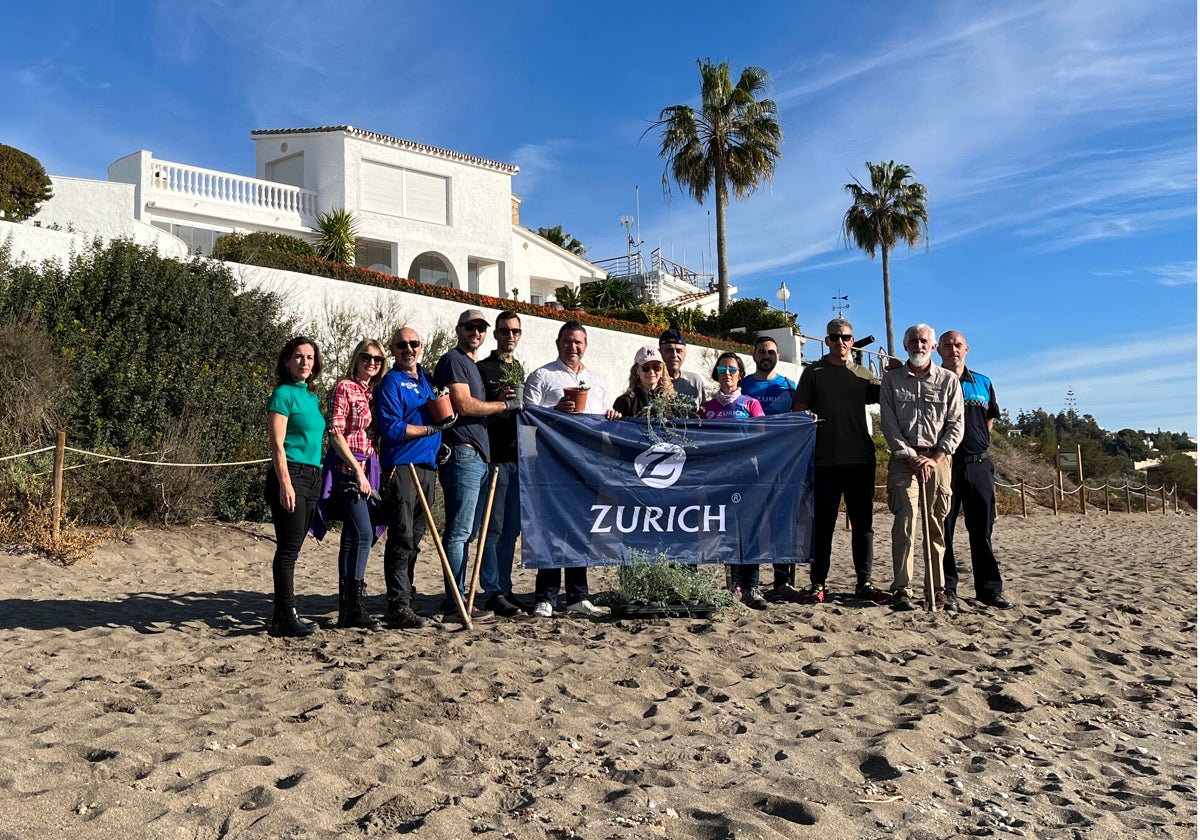 Participantes en la mejora de la playa de El Chaparral.