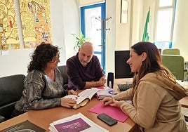 La concejala del área, junto al equipo de trabajo del plan.