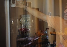 Uno de los vecinos asaltados muestra la cámara que acaba de poner en marcha, tras lo ocurrido.