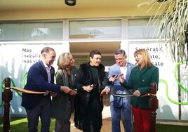Corte de cinta por los responsables de la Asociación Española contra el Cáncer, la alcaldesa de Torremolinos y el regidor de Benalmádena de la nueva sede de la entidad, en el barrio de El Pinillo.