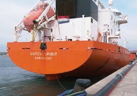 El Dutch Spirit, atracado en el Puerto de Bermeo con 4.000 metros cúbicos de agua.