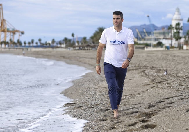 Miramón, de paseo por la Playa de La Malagueta.