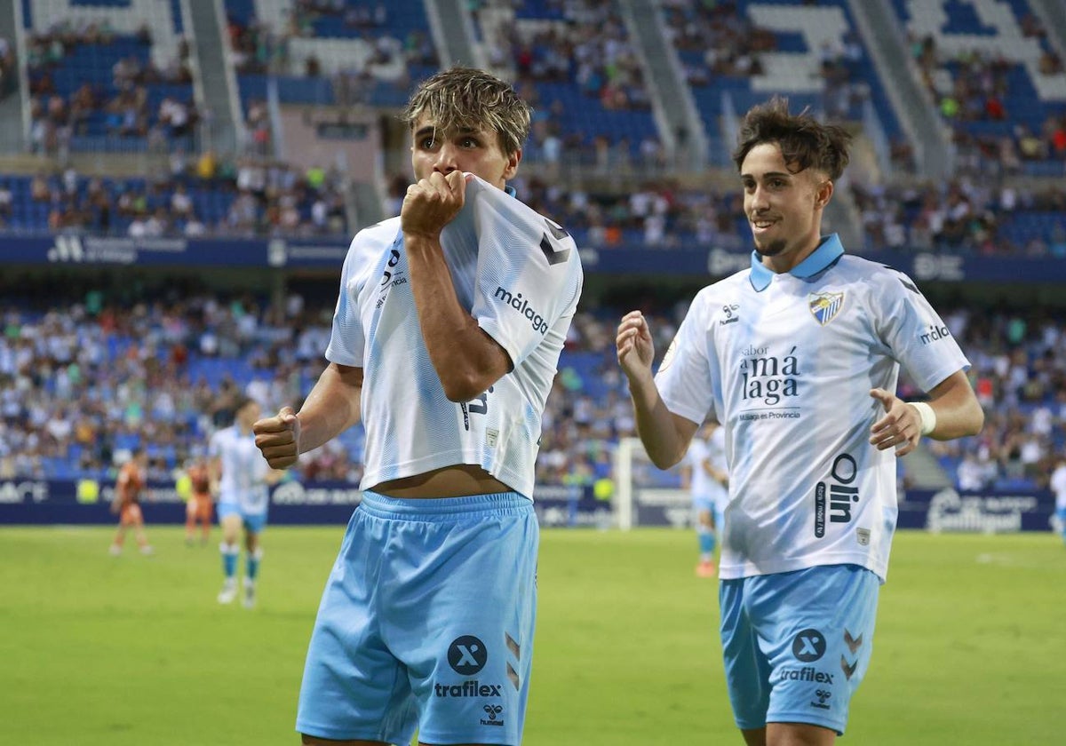 Kevin celebra un gol, con Larrubia detrás.