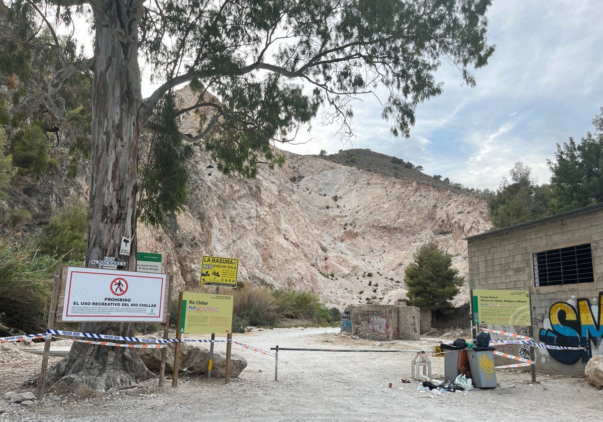 Imagen de la barrera de acceso a la zona media y alta del río Chíllar de Nerja.