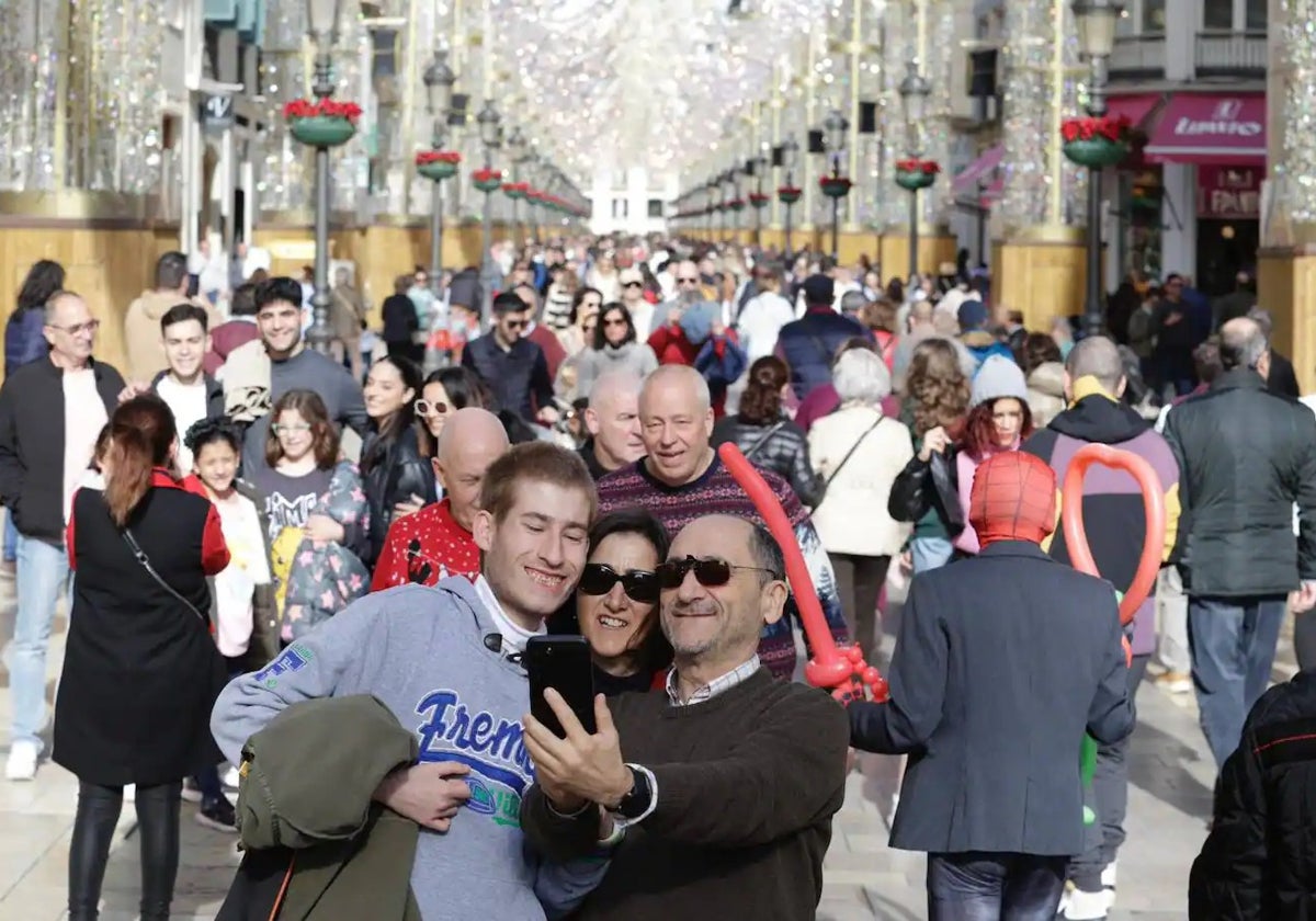 Prohibido cantar y beber en la calle: así es el bando de Navidad de Málaga