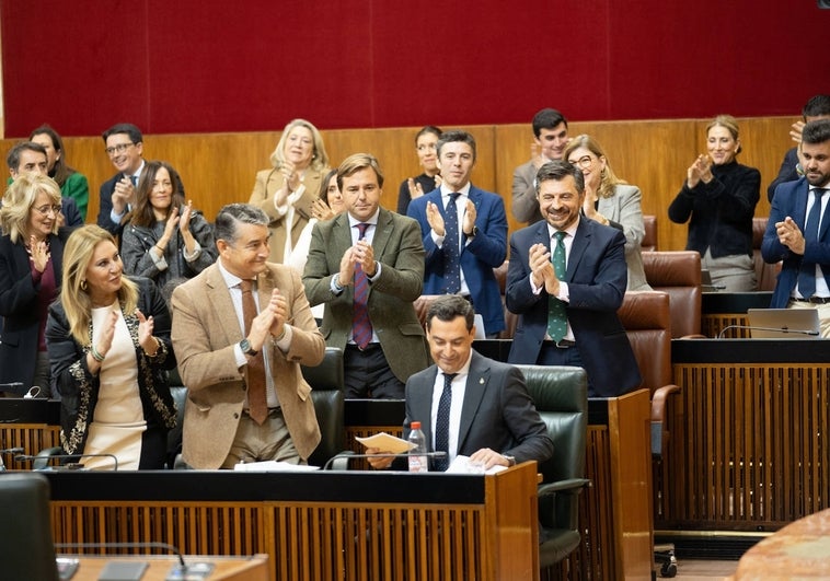 El presidente de la Junta recibe el aplauso de los diputados del Grupo Popular tras su intervención.