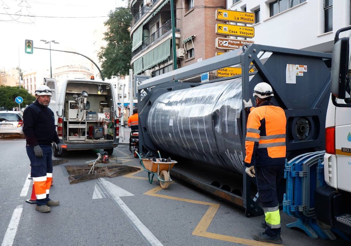 Técnicos de la empresa Aquatec trabajan en renovar sin zanjas la vieja tubería de Capuchinos.