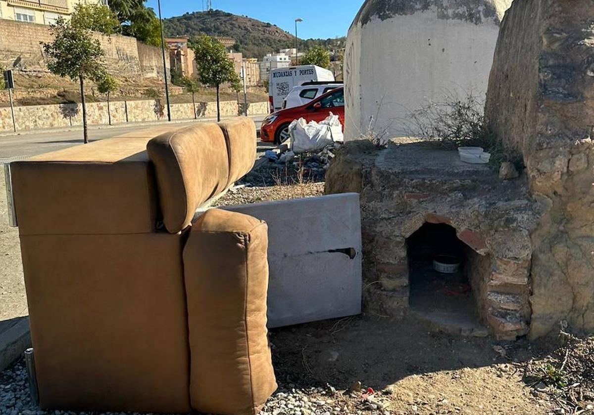 Muebles, sofás y desperdicios en la zona denunciada