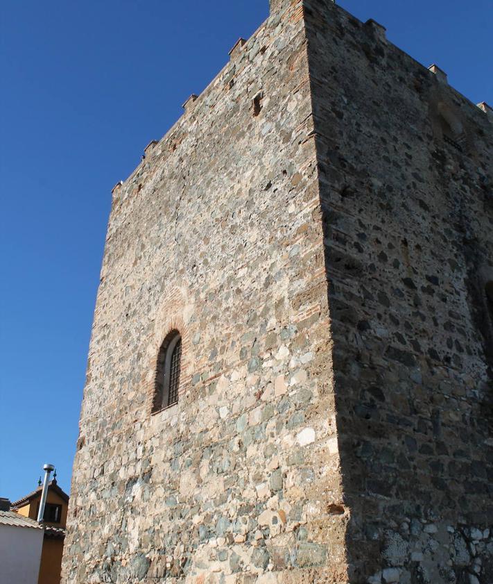 Imagen secundaria 2 - Entre los usos más anómalos que se le han dado está el de sala de fiestas. El inmueble estuvo en manos de un propietario privado hasta 1984 y la altura de la torre es de 13 metros.