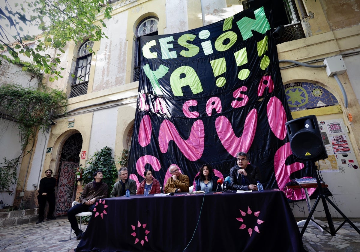 Miembros del colectivo, artistas y Charles Esche, en el patio de la Invisible