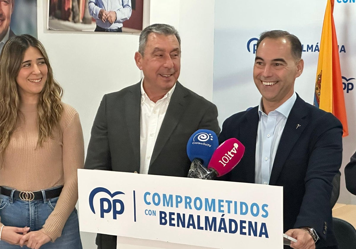 El alcalde, Juan Antonio Lara, junto al concejal Miguel Ángel González.