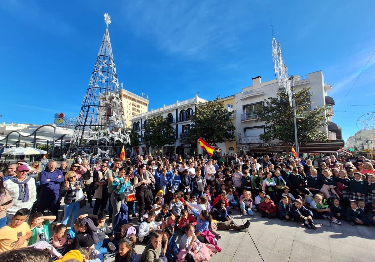 Participantes en el acto de homenaje a la Constitución, en la Plaza Costa del Sol.