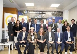 Foto de familia de los galardonados y responsables del Círculo de Empresarios de Torremolinos.