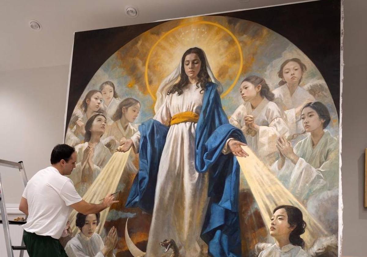 Imagen principal - Raúl Berzosa da sus últimos toques al monumental cuadro de la Inmaculada  que lucirá en la Catedral de Pekín. Medio mundo está aún asombrado por las temperaturas en Málaga del pasado día 12. Los registros de la temperatura en diciembre desde los años 40 en Málaga lo dejan muy claro: lo del pasado martes no fue normal... ni bueno.