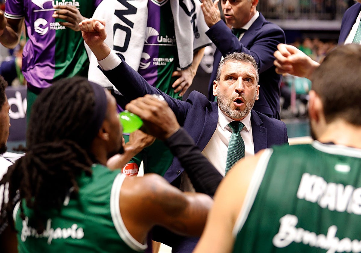 Ibon Navarro se dirige a sus jugadores en un tiempo muerto del partido de este sábado.