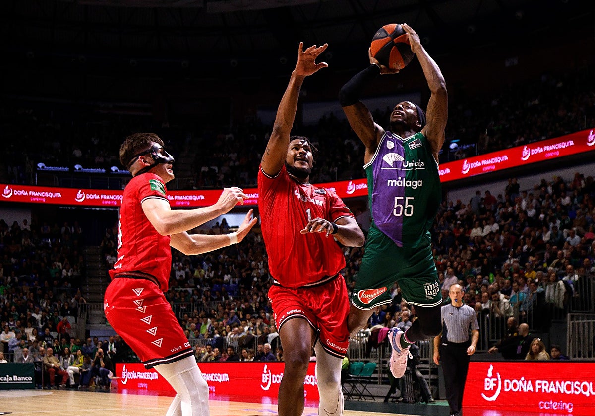 Una penetración de Perry, defendido por Felicio, ante la mirada también de Kramer.