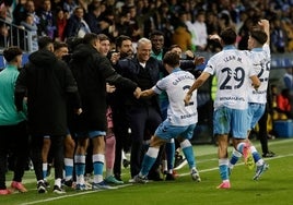 Gabilondo se fue a buscar a Pellicer para celebrar el gol.