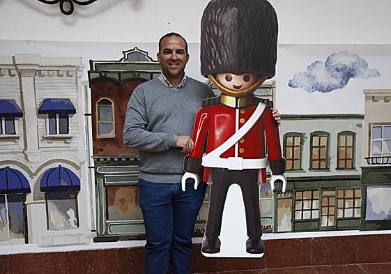 Juan Trujillo con un Playmobil a gran escala