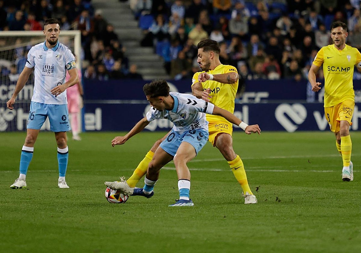 Larrubia pelea un balón durante el Málaga-Algeciras.