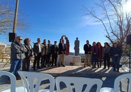 Acto de inauguración de la escultura que se ha instalado en Moclinejo.