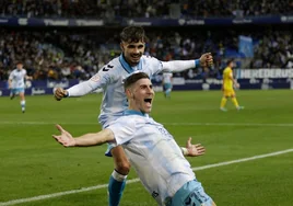 Roberto celebra el segundo gol del partido, obra suya, en presencia de Kevin.