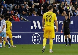 El cordobés Camacho Garrote saca una tarjeta amarilla en el choque.