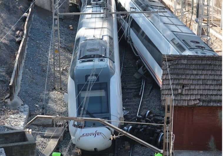 Estado en el que están los trenes siniestrados esta mañana en la Estación de El Chorro.