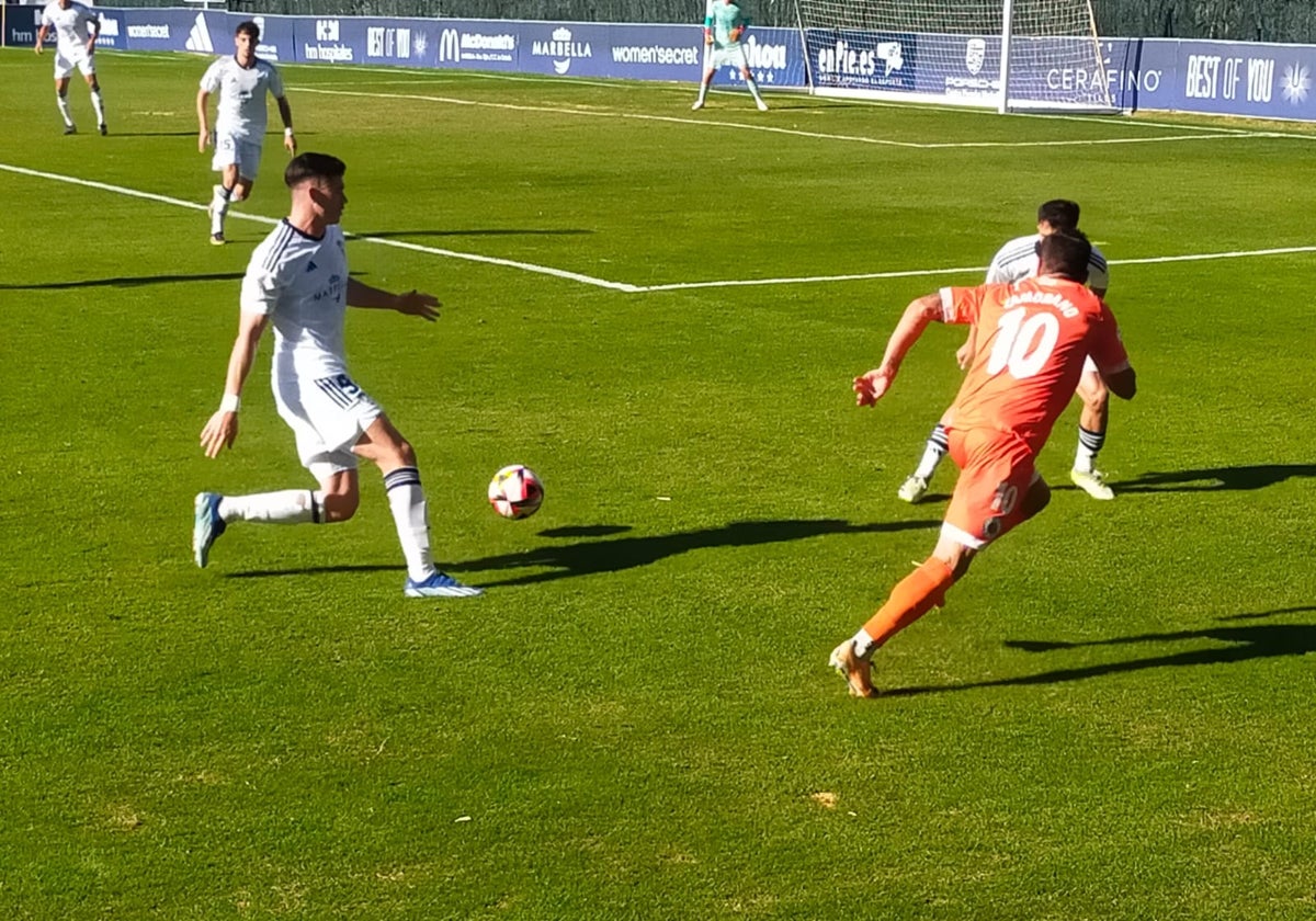 Un desmarque de Zamorano, en una acción del derbi en Marbella.