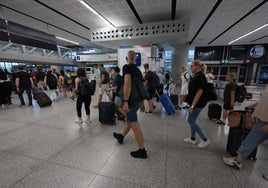 Turistas extranjeros llegan al aeropuerto de Málaga.